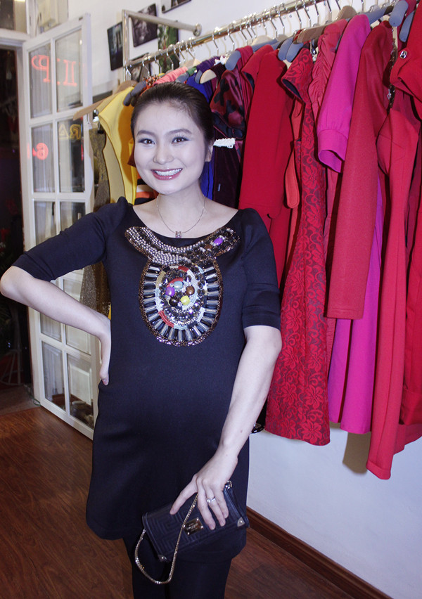 Tối 22/4, đến dự buổi khai trương showroom của NTK Hà Duy, Diệu Hương vẫn rất xinh đẹp, duyên dáng trước ống kính dù đang mang bụng bầu 7 tháng. Diệu Hương chia sẻ từ ngày mang bầu cô tăng cân nhanh và vợ chồng cô đang chờ đón cô con gái đầu lòng. Tối 22/4, đến dự buổi khai trương showroom của NTK Hà Duy, Diệu Hương vẫn rất xinh đẹp, duyên dáng trước ống kính dù đang mang bụng bầu 7 tháng. Diệu Hương chia sẻ từ ngày mang bầu cô tăng cân nhanh và vợ chồng cô đang chờ đón cô con gái đầu lòng.