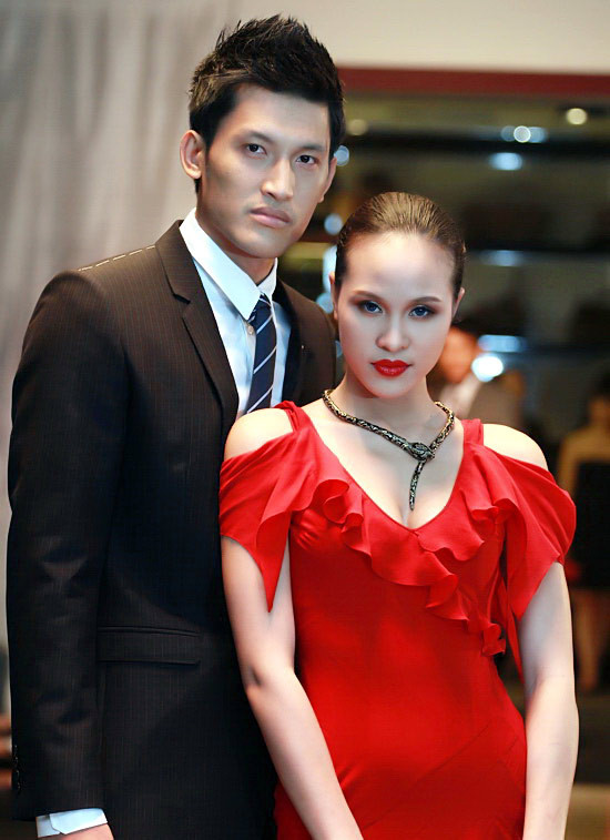 Phương Mai bí hiểm đầy quyến rũ với gam màu đỏ và chiếc vòng cổ hình rắn. Phương Mai bí hiểm đầy quyến rũ với gam màu đỏ và chiếc vòng cổ hình rắn.