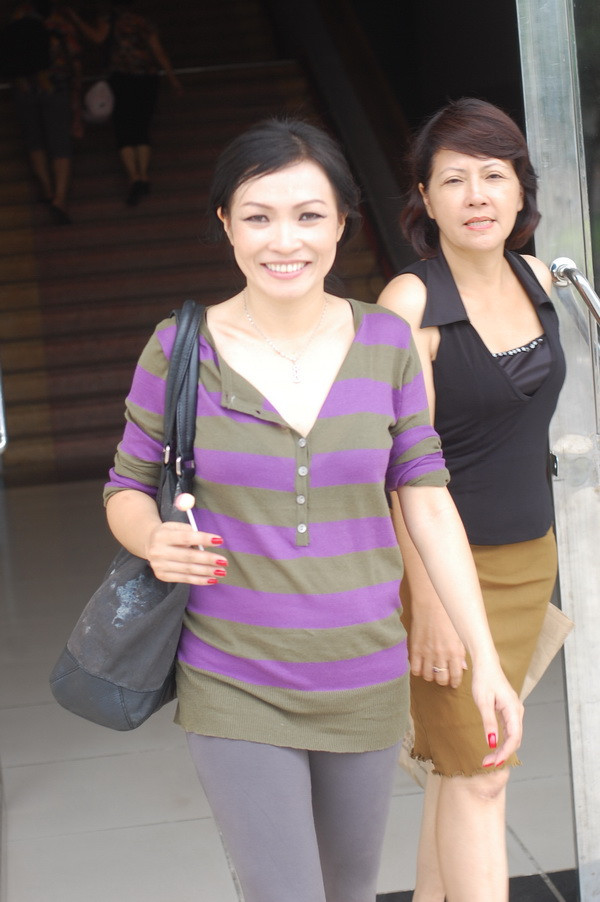 Sao em ăn một mình thế Phương Thanh. Chờ chị tý đi! Sao em ăn một mình thế Phương Thanh. Chờ chị tý đi!