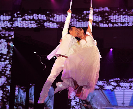 Nguyên Vũ: "Anh cũng sợ đu dây lắm chứ. Nhưng vẫn phải cười tươi lên em ạ. Đang quay hình đấy!" Nguyên Vũ: "Anh cũng sợ đu dây lắm chứ. Nhưng vẫn phải cười tươi lên em ạ. Đang quay hình đấy!"