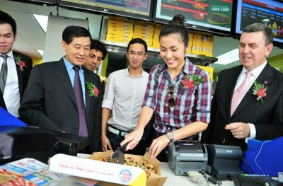Ông Johnathan Hạnh Nguyễn, Louis Nguyễn và Tăng Thanh Hà tham gia sự kiện khai trương một cửa hàng pizza Ông Johnathan Hạnh Nguyễn, Louis Nguyễn và Tăng Thanh Hà tham gia sự kiện khai trương một cửa hàng pizza