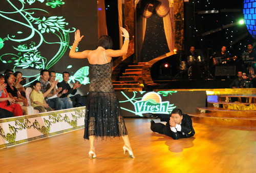 Giơ tay lên, quay 5 vòng cho anh ngắm... Giơ tay lên, quay 5 vòng cho anh ngắm...