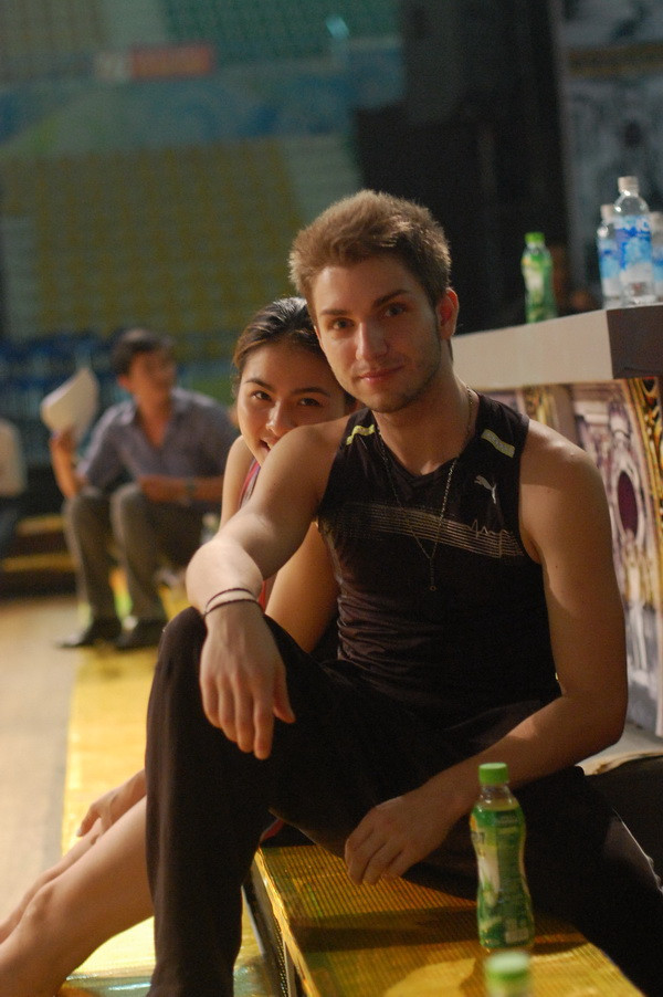 Vân Trang e lệ núp vào...dưới vai! Vân Trang e lệ núp vào...dưới vai!