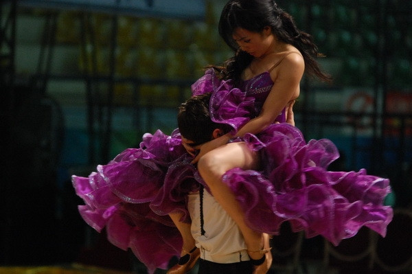 Xin lỗi em nhé! Lâu lắm rồi chị chẳng được 'đè đầu cưỡi cổ' ai. Xin lỗi em nhé! Lâu lắm rồi chị chẳng được 'đè đầu cưỡi cổ' ai.