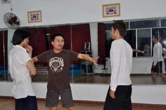 Đại Nghĩa: Các chú kém lắm. Xem anh thể hiện đây này.... Đại Nghĩa: Các chú kém lắm. Xem anh thể hiện đây này....