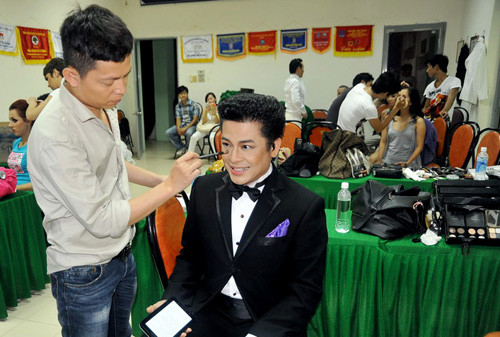 Thanh Bạch: Make up cho anh đẹp đẹp tý em nhé. Sau anh giới thiệu cho và mối tha hồ mà chạy show. Thanh Bạch: Make up cho anh đẹp đẹp tý em nhé. Sau anh giới thiệu cho và mối tha hồ mà chạy show.