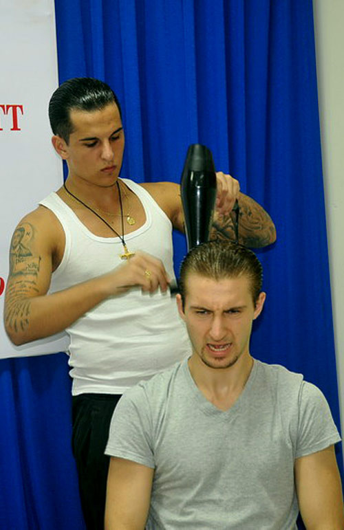 Sao có tí tóc mà sấy mãi không khô thế. Sao có tí tóc mà sấy mãi không khô thế.