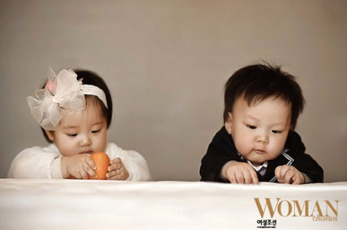 Chia tay làng giải trí Hàn Quốc vào năm 2005, cô chọn cuộc sống không ồn ào. Năm 2009, Lee Young Ae kết hôn cùng doanh nhân họ Park. Và đến năm 2011, cô đã được hưởng niềm vui làm mẹ khi bước sang tuổi 41.