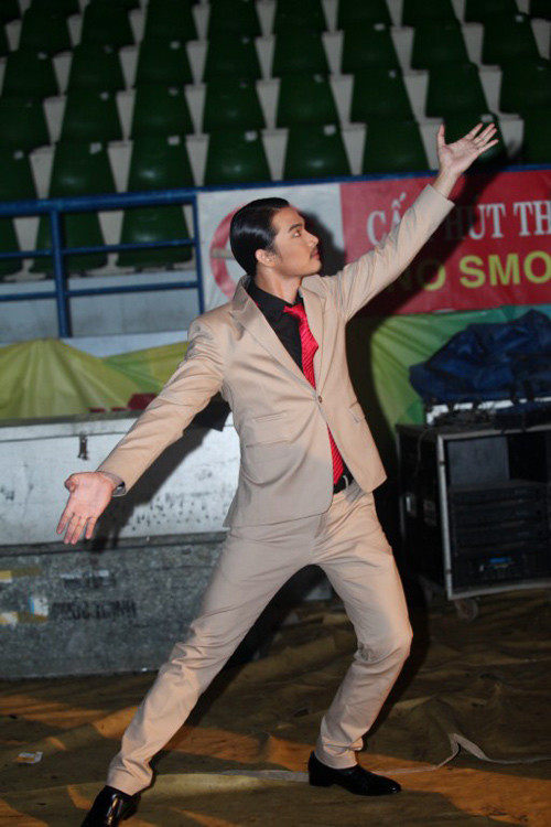 Quách Ngọc Ngoan: Tạo dáng dẻo như kẹo kéo. Quách Ngọc Ngoan: Tạo dáng dẻo như kẹo kéo.