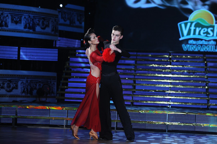 Anh Thư: Ái, anh ơi, ôm nhẹ thôi, đau vai em quá! Anh Thư: Ái, anh ơi, ôm nhẹ thôi, đau vai em quá!