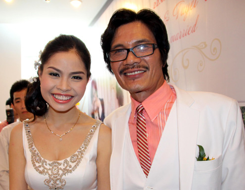 Cô dâu tên là Tuyết Vân, từng là sinh viên Đại học Sân khấu điện ảnh TP.Hồ Chí Minh nơi đạo diễn Công Ninh giảng dạy. Cả hai đã quen nhau nhiều năm trước khi kết hôn. Ba năm sau khi người yêu cũ - diễn viên Ngọc Trinh lên xe hoa với người chồng Hàn Quốc, Công Ninh cũng đã tìm thấy hạnh phúc cho riêng mình.. Cô dâu tên là Tuyết Vân, từng là sinh viên Đại học Sân khấu điện ảnh TP.Hồ Chí Minh nơi đạo diễn Công Ninh giảng dạy. Cả hai đã quen nhau nhiều năm trước khi kết hôn. Ba năm sau khi người yêu cũ - diễn viên Ngọc Trinh lên xe hoa với người chồng Hàn Quốc, Công Ninh cũng đã tìm thấy hạnh phúc cho riêng mình..