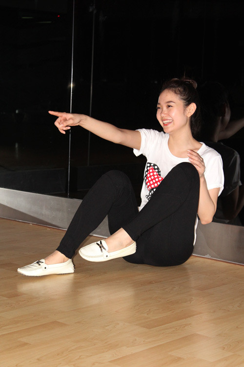 Minh Hằng: Ai bảo lúc nãy cười mình cơ. Cũng thế thôi, có hơn gì mình đâu. Minh Hằng: Ai bảo lúc nãy cười mình cơ. Cũng thế thôi, có hơn gì mình đâu.