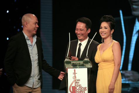 Tối qua, lễ trao giải thưởng âm nhạc cống hiến đã được tổ chức long trọng tại TP. Hồ Chí Minh, quy tụ sự tam gia của nhiều nghệ sĩ trong cả nước. Vợ chồng Diva Mỹ Linh - Anh Quân đã giành được hai trong 4 giải thưởng quan trọng của giải thưởng âm nhạc Cống hiến 2011. Anh Quân giành giải nhạc sĩ của năm. Mỹ Linh đoạt giải album của năm với 'Tóc ngắn Acoustic - Một ngày'. Tối qua, lễ trao giải thưởng âm nhạc cống hiến đã được tổ chức long trọng tại TP. Hồ Chí Minh, quy tụ sự tam gia của nhiều nghệ sĩ trong cả nước. Vợ chồng Diva Mỹ Linh - Anh Quân đã giành được hai trong 4 giải thưởng quan trọng của giải thưởng âm nhạc Cống hiến 2011. Anh Quân giành giải nhạc sĩ của năm. Mỹ Linh đoạt giải album của năm với 'Tóc ngắn Acoustic - Một ngày'.