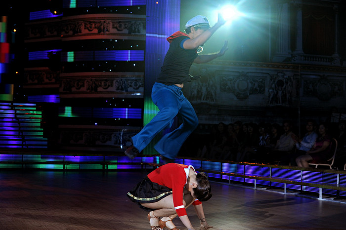 Hôm qua Huỳnh Đông mới tập được chiêu khinh công của sư phụ, nên tranh thủ trình diễn ngay trước khán giả. Hôm qua Huỳnh Đông mới tập được chiêu khinh công của sư phụ, nên tranh thủ trình diễn ngay trước khán giả.