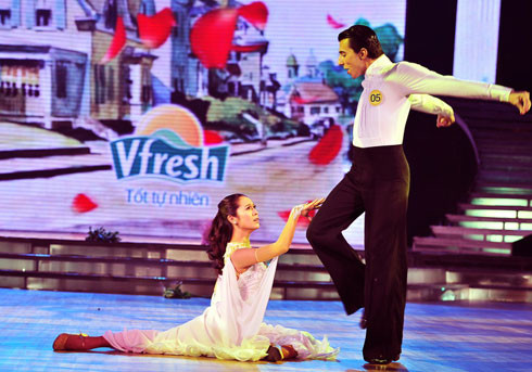 Alex: Cứ ở ngồi đấy Thanh Thúy nhé. Anh đi tìm bạn nhảy khác đây. Alex: Cứ ở ngồi đấy Thanh Thúy nhé. Anh đi tìm bạn nhảy khác đây.