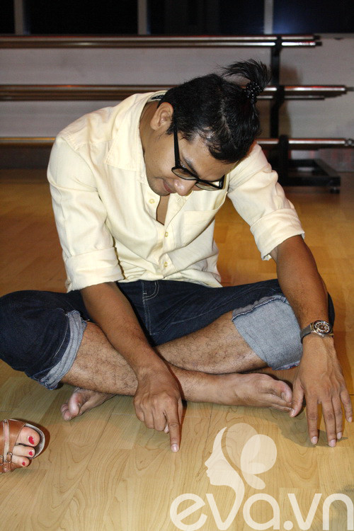 Huỳnh Đông: Để anh tính xem nào. Chú là chú còn nợ anh 5.000đ tiền trà đá tháng trước đấy nhé. Huỳnh Đông: Để anh tính xem nào. Chú là chú còn nợ anh 5.000đ tiền trà đá tháng trước đấy nhé.