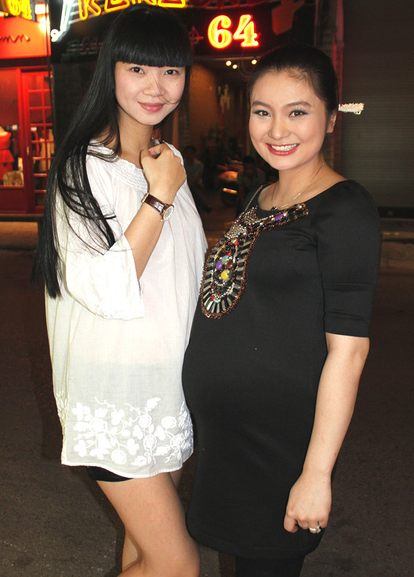 Diễn viên Diệu Hương và siêu mẫu Hạ Vi vui vẻ trò chuyện với nhau. Được biết Hạ Vi cũng đang mang bầu ở tháng thứ 7 và là một bé trai. Cô sẽ vượt cạn trước Diệu Hương khoảng 1 tuần. Diễn viên Diệu Hương và siêu mẫu Hạ Vi vui vẻ trò chuyện với nhau. Được biết Hạ Vi cũng đang mang bầu ở tháng thứ 7 và là một bé trai. Cô sẽ vượt cạn trước Diệu Hương khoảng 1 tuần.