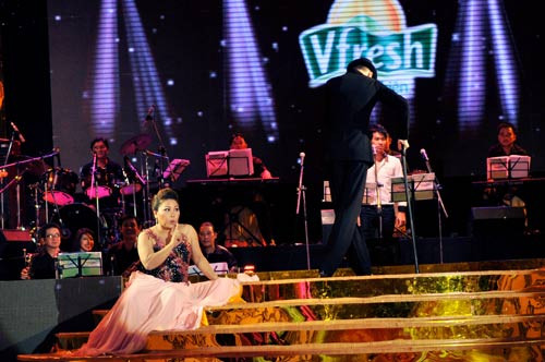 Bê không nổi chị Siu, vũ công nam bỏ vào hậu trường? Bê không nổi chị Siu, vũ công nam bỏ vào hậu trường?