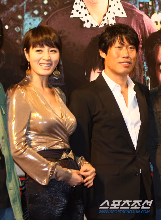 Theo lời của Kim Hye Soo thì Yoo Hae Jin đã chinh phục được cô bởi sự nghiêm túc nhưng cũng đầy hài hước, chân thành và thẳng thắn. Tuy nhiên sau đó cặp đôi này cũng đã chia tay bởi không cùng chung ý kiến trong vấn đề hôn nhân. Dù vậy, họ vẫn được cho là cặp đôi số 1 cho hình mẫu 'người đẹp và quái thú' của Hàn Quốc.