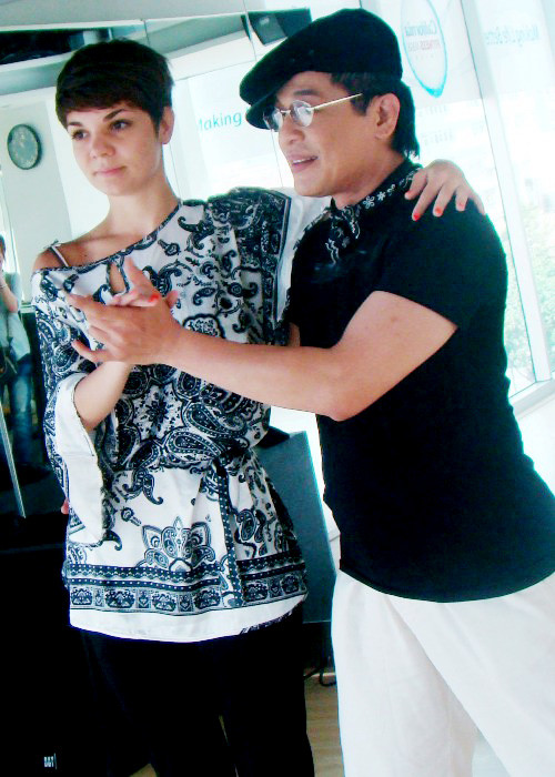 Thanh Bạch: Tay bạn nhảy của mình mềm mại thế! Thanh Bạch: Tay bạn nhảy của mình mềm mại thế!