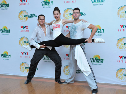 Minh Hằng: Chân mình dài thế này có hai đại gia hai bên là đúng rồi. Minh Hằng: Chân mình dài thế này có hai đại gia hai bên là đúng rồi.