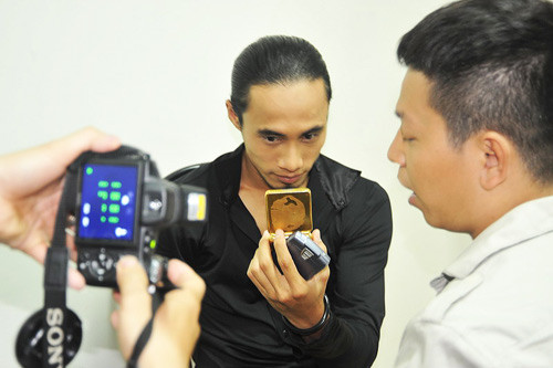 Anh Khoa: Từ từ anh ơi! Để em đánh son đã rồi hãy quay phim, chụp ảnh. Anh Khoa: Từ từ anh ơi! Để em đánh son đã rồi hãy quay phim, chụp ảnh.