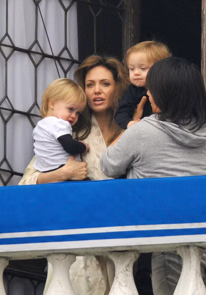 Đây là một trong những cặp song sinh đắt giá nhất làng giải trí thế giới, khi tạp chí People đã bỏ ra hàng triệu đô để có được tấm ảnh đầu tiên của cặp song sinh này.