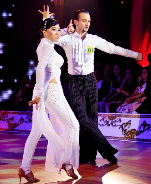 Muốn luyện thành tuyệt học võ công phải đứng thế này. Muốn luyện thành tuyệt học võ công phải đứng thế này.