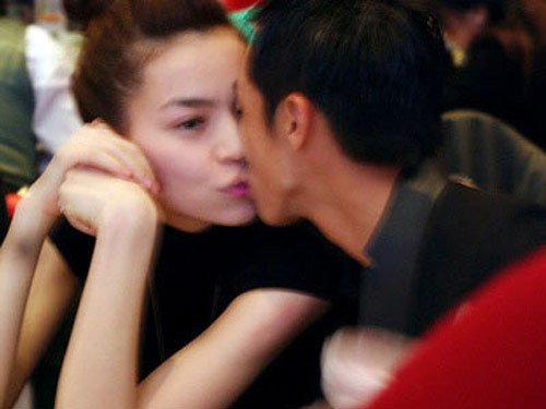 Việc Tăng Thanh Hà chuẩn bị kết hôn là một tin mừng với người hâm mộ cô. Bởi cô đã tìm được một bờ vai để dựa vào. Hơn hết, những người cũ của cô đã hưởng hạnh phúc rất trọn vẹn. Đó là Cường đô la - Hà Hồ vui sướng với vai trò làm cha, mẹ. Việc Tăng Thanh Hà chuẩn bị kết hôn là một tin mừng với người hâm mộ cô. Bởi cô đã tìm được một bờ vai để dựa vào. Hơn hết, những người cũ của cô đã hưởng hạnh phúc rất trọn vẹn. Đó là Cường đô la - Hà Hồ vui sướng với vai trò làm cha, mẹ.