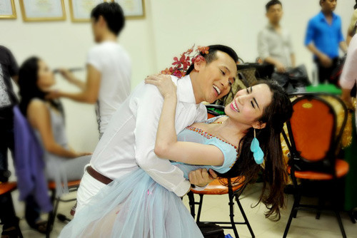 Thủy Tiên: Anh Nguyên Vũ ơi! Anh Công Vinh ghen rồi kia kìa. Thủy Tiên: Anh Nguyên Vũ ơi! Anh Công Vinh ghen rồi kia kìa.