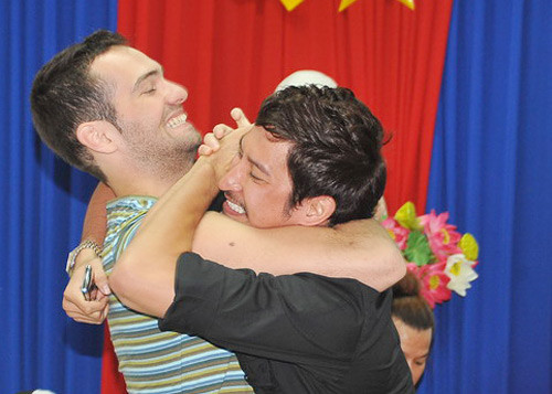 Huy Khánh: Bấy lâu sư huynh mai danh ẩn tích ở đâu mà bây giờ mới xuất đầu lộ diện. Đệ nhớ huynh lắm đấy, biết không! Huy Khánh: Bấy lâu sư huynh mai danh ẩn tích ở đâu mà bây giờ mới xuất đầu lộ diện. Đệ nhớ huynh lắm đấy, biết không!