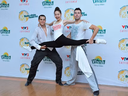 Minh Hằng: Chân mình dài thế này có hai đại gia hai bên là đúng rồi. Minh Hằng: Chân mình dài thế này có hai đại gia hai bên là đúng rồi.