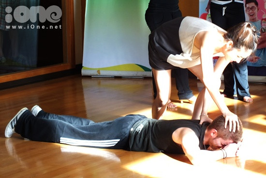 Vân Trang: Này thì hít đất này. Vân Trang: Này thì hít đất này.