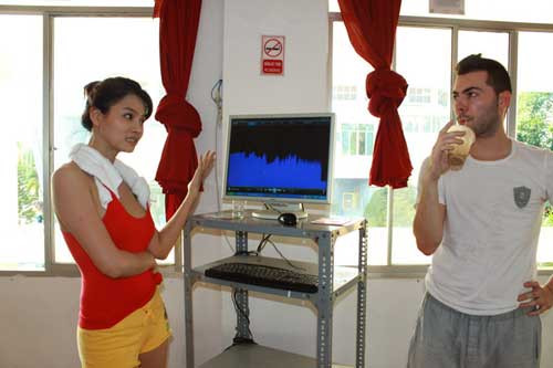 Vũ Thu Phương: Đưa em cốc nước đây, không là em... tung chưởng đấy! Vũ Thu Phương: Đưa em cốc nước đây, không là em... tung chưởng đấy!