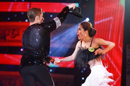 Vân Trang: "Ơ, sao tự nhiên lại lấy mũ cảu em. Trả cho em đây!" Vân Trang: "Ơ, sao tự nhiên lại lấy mũ cảu em. Trả cho em đây!"