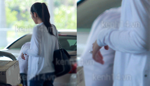 Đặc biệt là chiếc nhẫn trên ngón áp út của cô Trúc xinh đẹp. Đặc biệt là chiếc nhẫn trên ngón áp út của cô Trúc xinh đẹp.