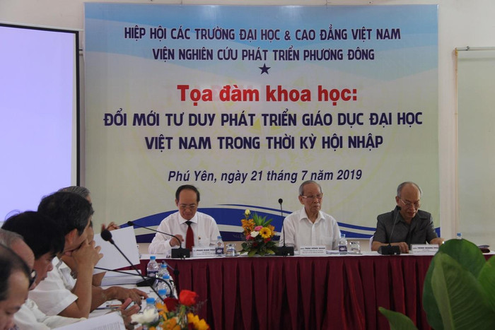 Các đại biểu tham dự tọa đàm khoa học: &quot;Đổi mới tư duy phát triển giáo dục Đại học Việt Nam trong thời kỳ hội nhập&quot;.