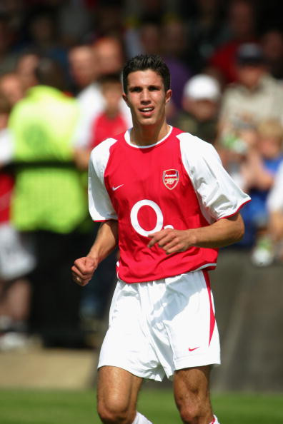 Van Persie ghi dấu ấn với 15 bàn thắng sau 61 lần ra sân trong màu áo Feyenoord và lọt vào mắt xanh của Giáo sư Wenger. Tháng 5 năm 2004, Van Persie chính thức gia nhập Arsenal với giá 2,75 triệu bảng. Van Persie ghi dấu ấn với 15 bàn thắng sau 61 lần ra sân trong màu áo Feyenoord và lọt vào mắt xanh của Giáo sư Wenger. Tháng 5 năm 2004, Van Persie chính thức gia nhập Arsenal với giá 2,75 triệu bảng.