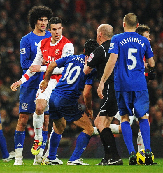 Van Persie xô xát với Arteta trong trận gặp Everton tháng 2 năm 2011. Van Persie xô xát với Arteta trong trận gặp Everton tháng 2 năm 2011.
