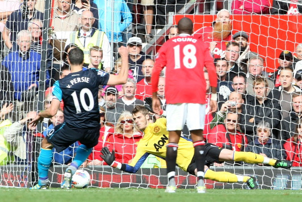 Quả penalty của Van Persie bị De Gea cản phá trong trận thua tan nát 2-8 của Arsenal trước Man United ở Old Trafford tháng 8 năm 2011. Quả penalty của Van Persie bị De Gea cản phá trong trận thua tan nát 2-8 của Arsenal trước Man United ở Old Trafford tháng 8 năm 2011.
