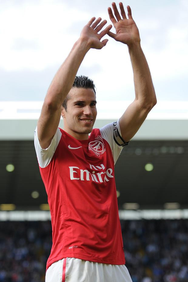 Để có được Van Persie, Man United đã phải rất kiên trì theo đuổi từ khi tiền đạo này tuyên bố không gia hạn hợp đồng với đội chủ sân Emirates hồi tháng trước và Quỷ đỏ đã đánh bại những đối thủ rất nặng ký là Juventus, đặc biệt là đối thủ không đội trời chung cùng thành phố Man City. Có một điều trùng hợp, đúng ngày này 1 năm về trước, Arsenal cũng đã đồng ý bán Fabregas cho Barcelona.