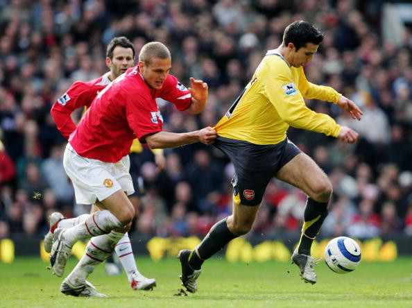 Tình huống tranh chấp giữa Van Persie và Vidic trong trận làm khách của Pháo thủ ở Old Trafford trong khuôn khổ giải ngoại hạng Anh mùa giải 2005/06. Tình huống tranh chấp giữa Van Persie và Vidic trong trận làm khách của Pháo thủ ở Old Trafford trong khuôn khổ giải ngoại hạng Anh mùa giải 2005/06.