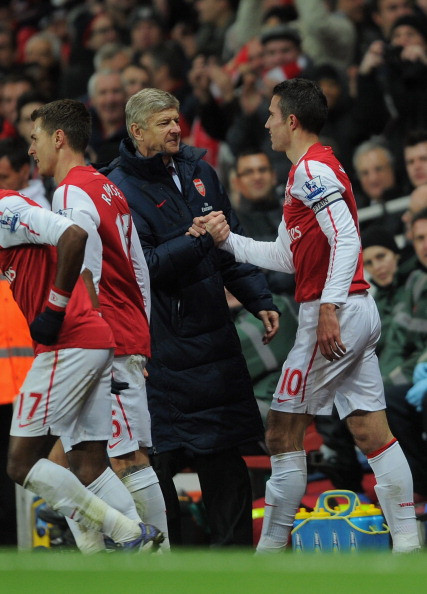 Sau khi Fabregas chuyển đến thi đấu cho Barcelona, Van Persie được Giáo sư Wenger tin tưởng trao lại chiếc băng đội trưởng Pháo thủ. Sau khi Fabregas chuyển đến thi đấu cho Barcelona, Van Persie được Giáo sư Wenger tin tưởng trao lại chiếc băng đội trưởng Pháo thủ.