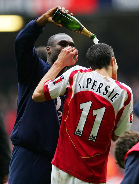 Sol Campbell ăn mừng chiến thắng tại Cúp FA cùng Van Persie. Sol Campbell ăn mừng chiến thắng tại Cúp FA cùng Van Persie.