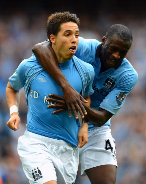 Chỉ 8 phút sau, Nasri có cú volley gọn gàng trong vòng cấm ấn định chiến thắng 3-2 cho chủ nhà.