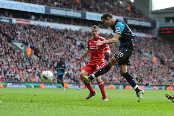 Một trong những bàn thắng đẹp nhất của Van Persie ở mùa giải trước là cú volley tuyệt vời ấn định chiến thắng 2-1 của Arsenal trước Liverpoool ở Anfield. Một trong những bàn thắng đẹp nhất của Van Persie ở mùa giải trước là cú volley tuyệt vời ấn định chiến thắng 2-1 của Arsenal trước Liverpoool ở Anfield.