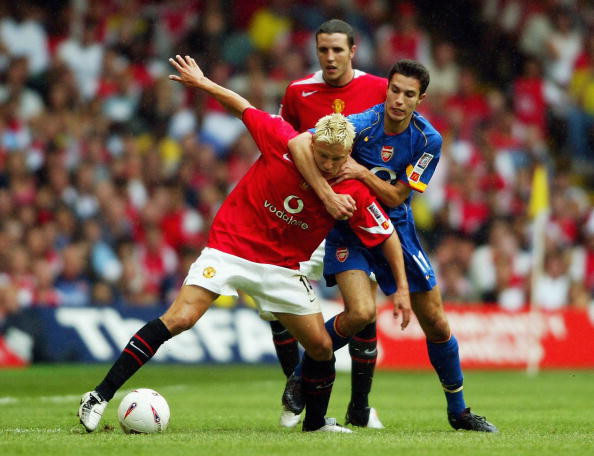 Pha tranh chấp của Van Persie với Alan Smith trong trận tranh Community Shield ngày 8/8/2004, trận đấu ra mắt của Van Persie trong màu áo Arsenal. Pha tranh chấp của Van Persie với Alan Smith trong trận tranh Community Shield ngày 8/8/2004, trận đấu ra mắt của Van Persie trong màu áo Arsenal.