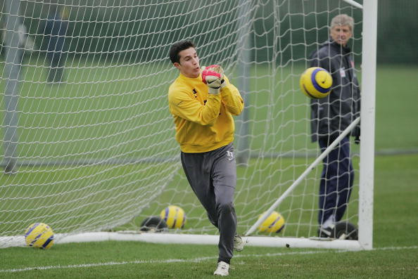 Van Persie thử tài làm thủ môn trong buổi tập trước trận gặp Ajax ở vòng bảng Champions League hồi tháng 12 năm 2005. Van Persie thử tài làm thủ môn trong buổi tập trước trận gặp Ajax ở vòng bảng Champions League hồi tháng 12 năm 2005.