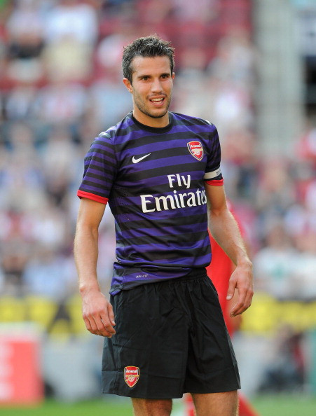 Angelo Henriquez là tân binh thứ 3 của Quỷ đỏ sau Kagawa và Nick Powell, Sir Alex cũng đang nỗ lực đàm phán với HLV Arsene Wenger để đưa tiền đạo ngôi sao Van Persie về Old Trafford trước khi Premier League khởi tranh vào cuối tuần này.