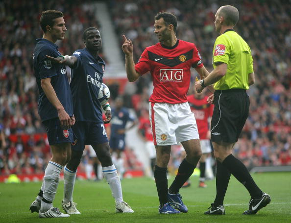 Van Persie xích mích với Giggs ở Old Trafford tháng 9 năm 2009. Van Persie xích mích với Giggs ở Old Trafford tháng 9 năm 2009.